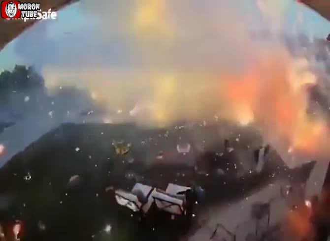 Video :An unsuccessful family fireworks show